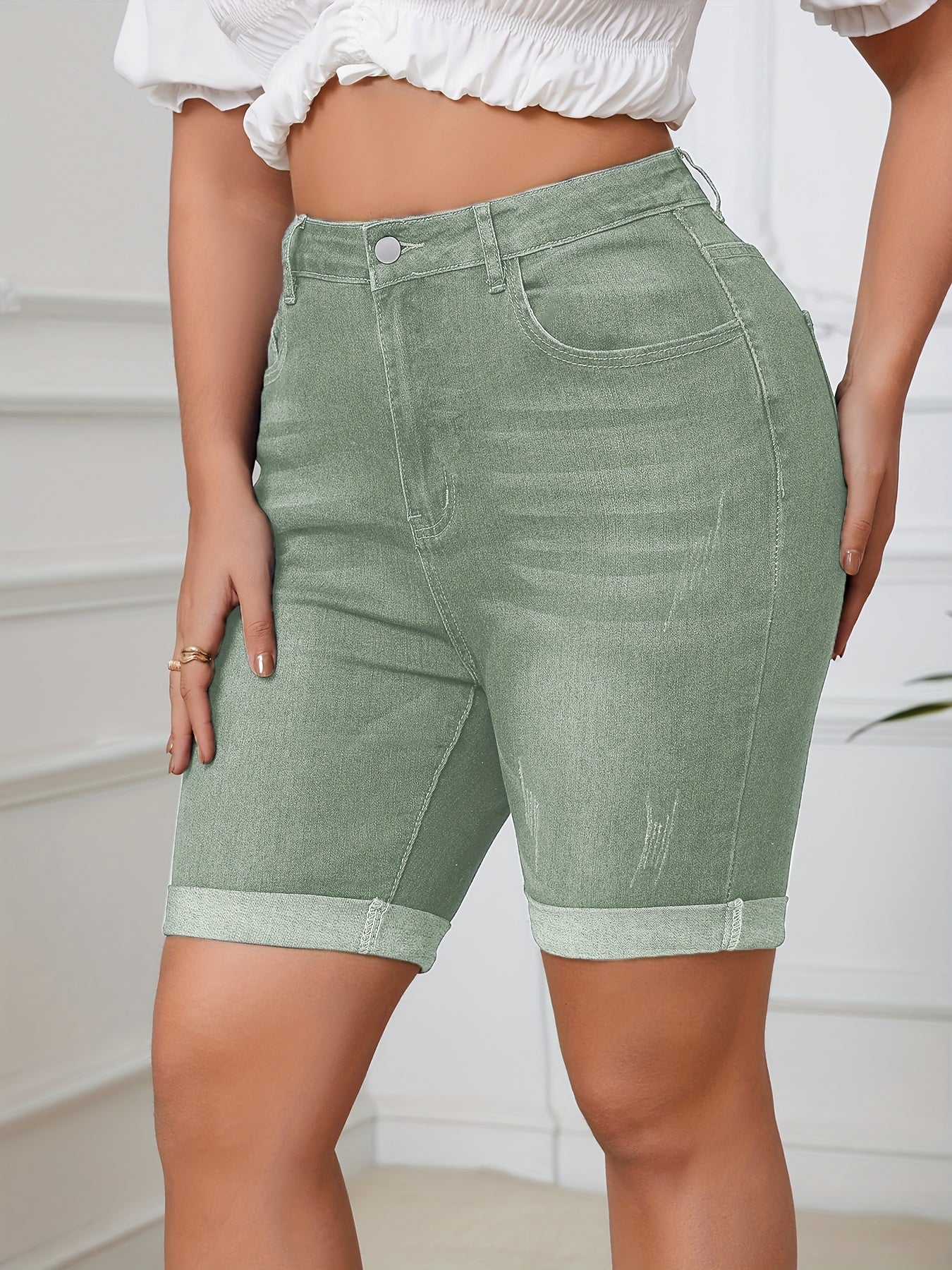Shorts de mezclilla elástica de talla grande en color verde oliva, a media pierna, casuales para verano con bolsillos