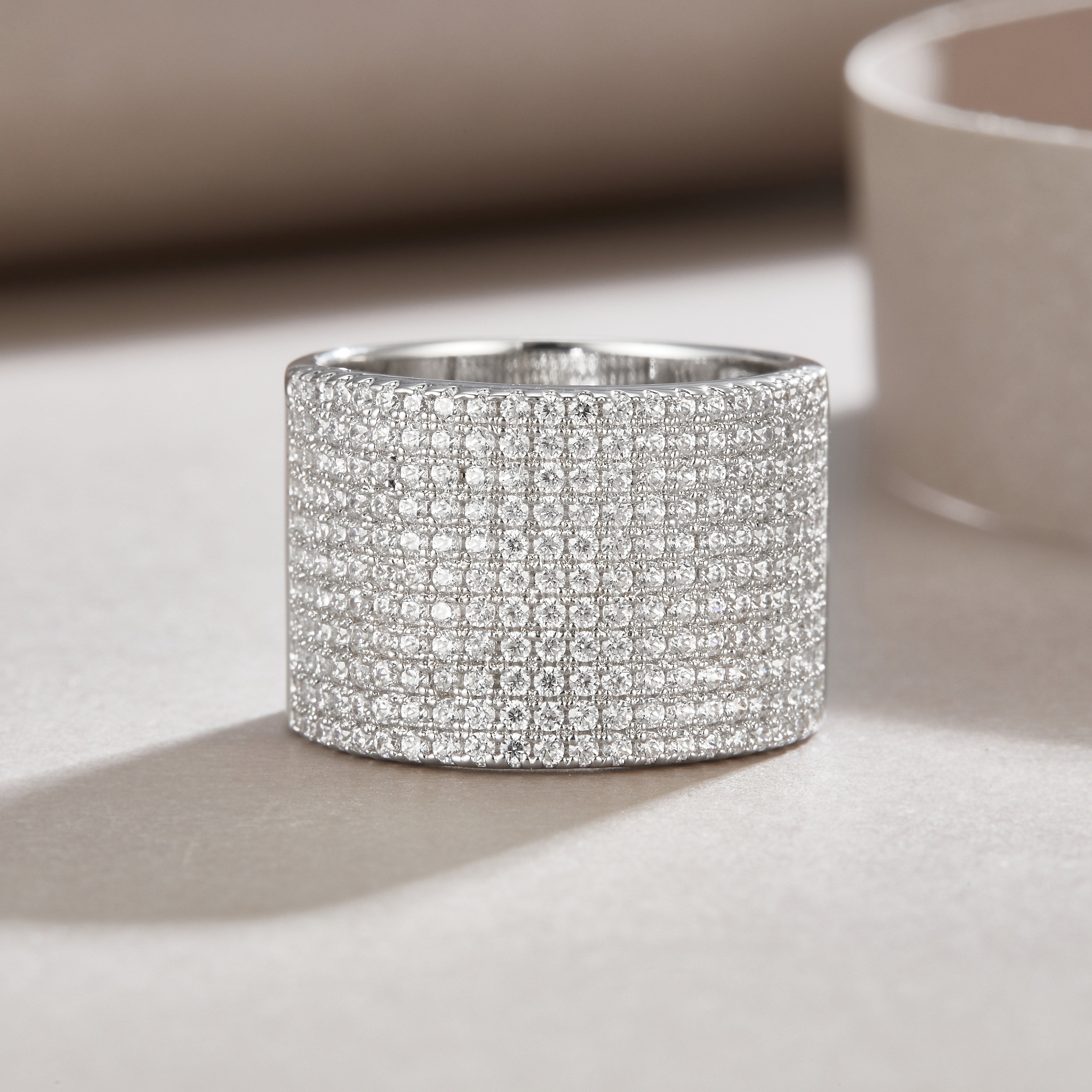 Zarif 925 Silver to'y halqasi, muzlatilgan porloq Moissanite keng tasma - Ayollar uchun mukammal zargarlik sovg'asi