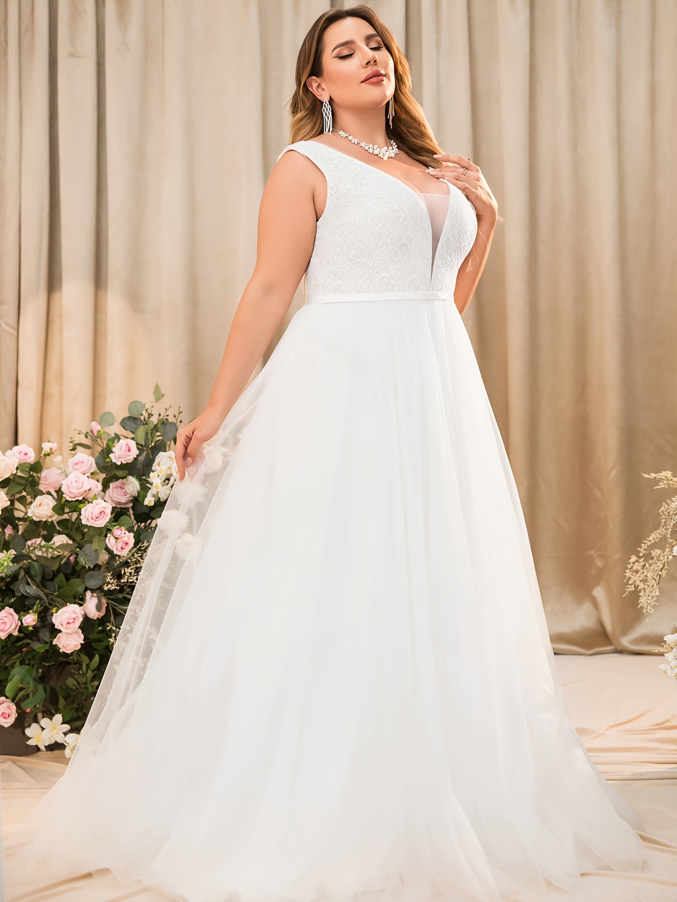 Plus Size Women's Lace V-Neck Sleeveless Wedding Dress A-Line Formal Gown