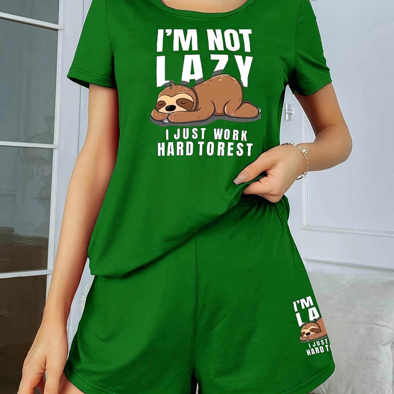 Kattalar ayollar uchun pizhama to'plami, sloth bosma bilan paxta-polyester tikilgan qisqa qo'lli ko'ylak va shortlar