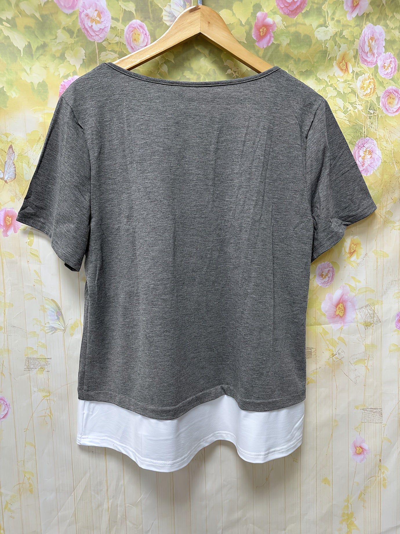 Plus Size Women's Colorblock Short Sleeve T-Shirt with Button Decor