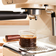 Taza de café de vidrio de borosilicato con asa de madera, doble pico y marcas de medición