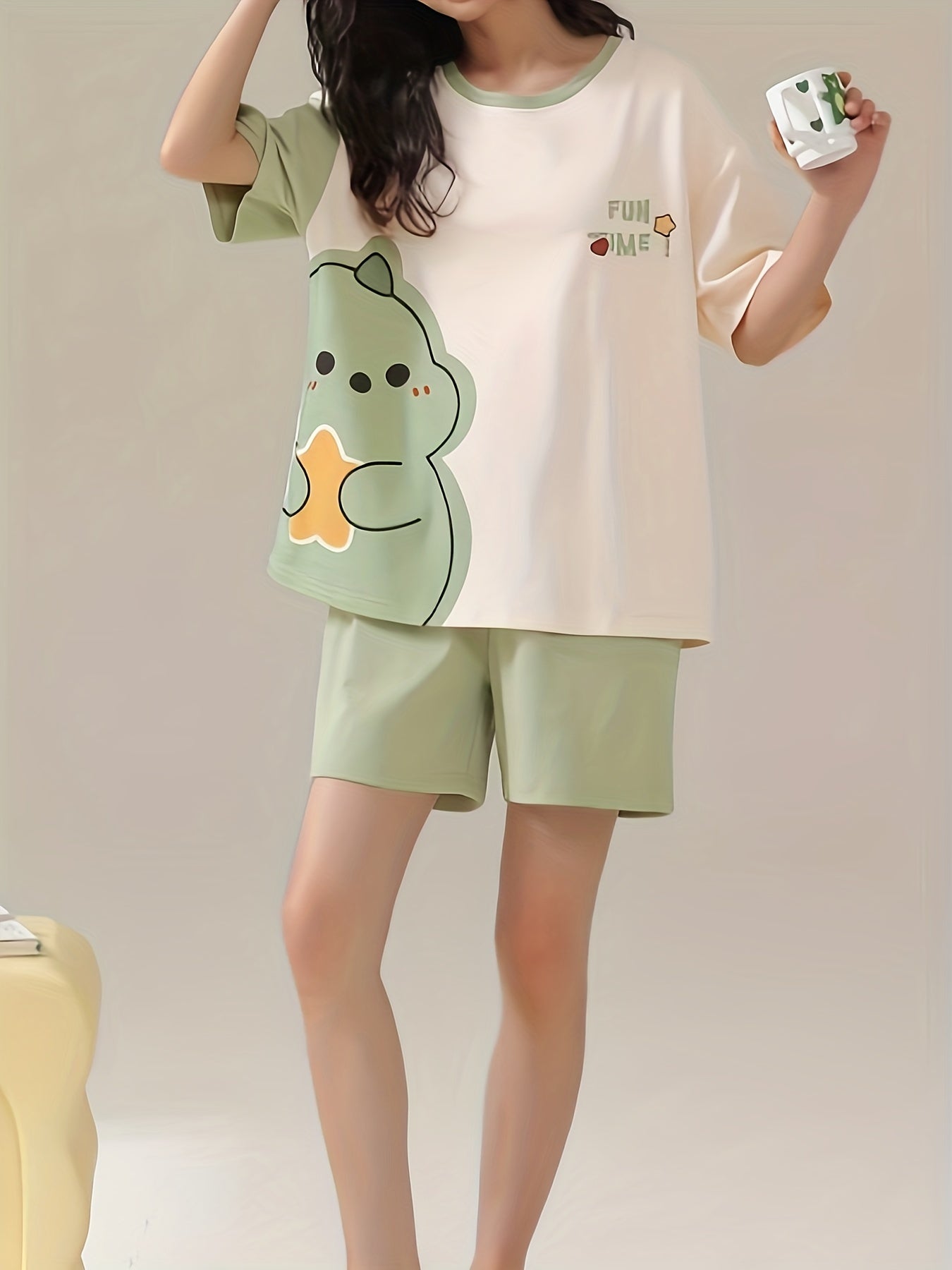 Karikatura printli polyester pijama to'plami, qisqa yenglar va krujka bo'yin. 95% polyester va 5% elastan materialidan tayyorlangan, har mavsumda qulaylik uchun. Yozgi dam olish uchun ideal.