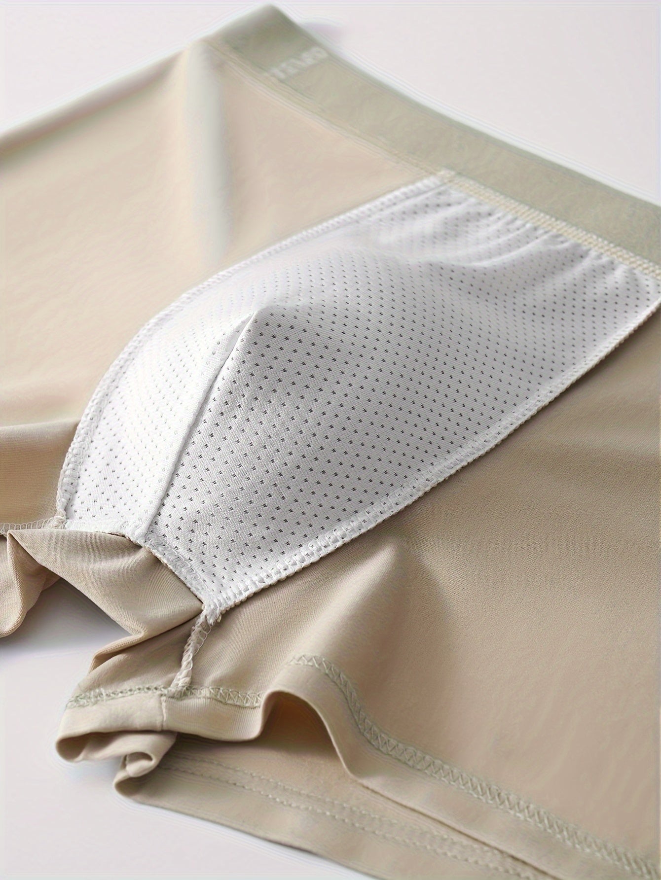 4 dona Erkaklar uchun Boxer Briefs to'plami, mustahkam rangdagi polyester aralash matodan tayyorlangan, yuqori cho'zilish qobiliyatiga ega, to'qilgan mato, tasodifiy kiyim uchun ideal. 125 g/m² mato og'irligidagi Shortie uslubi, terga chidamli.