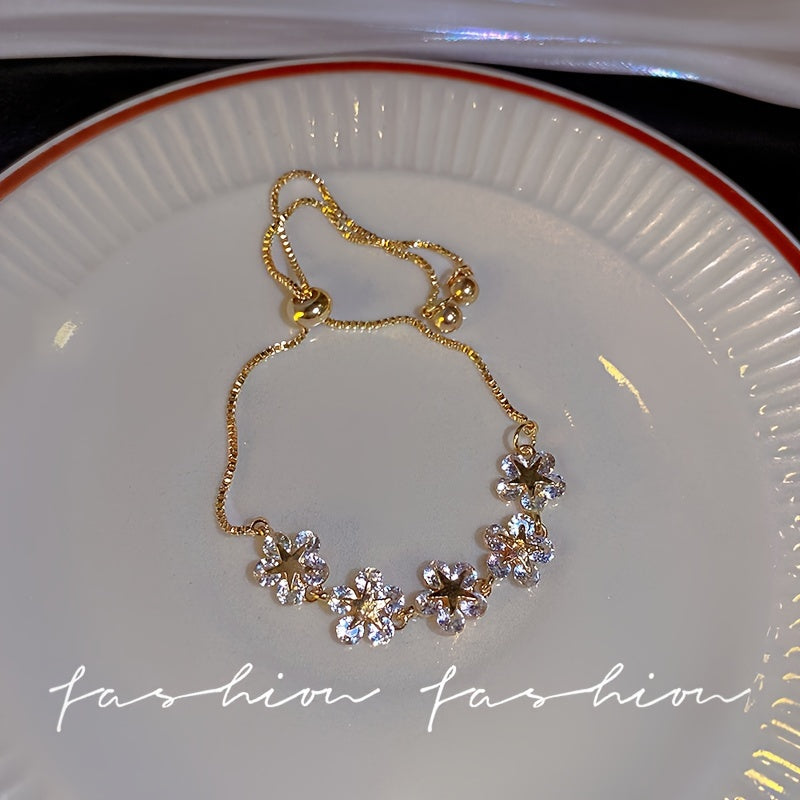 Zinс qotishmalardan tayyorlangan, rhinestone bilan bezatilgan nafis gul bilaguzuk, ayollar uchun modali zargarlik buyumlari. Moslashuvchan zanjir, kundalik va bayram kiyimlari uchun mos. Do'stlar uchun ajoyib sovg'a.