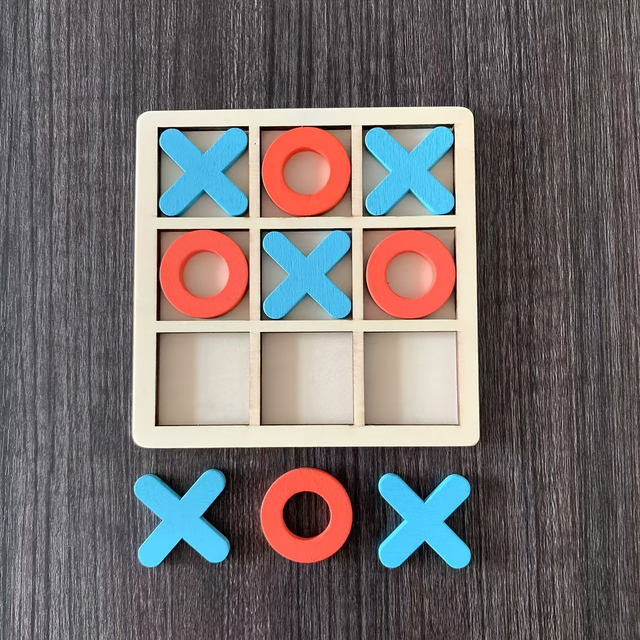 Bolalar uchun interaktiv strategiya o'yini - Yog'ochdan yasalgan tik-tak-toe o'yinchoq.