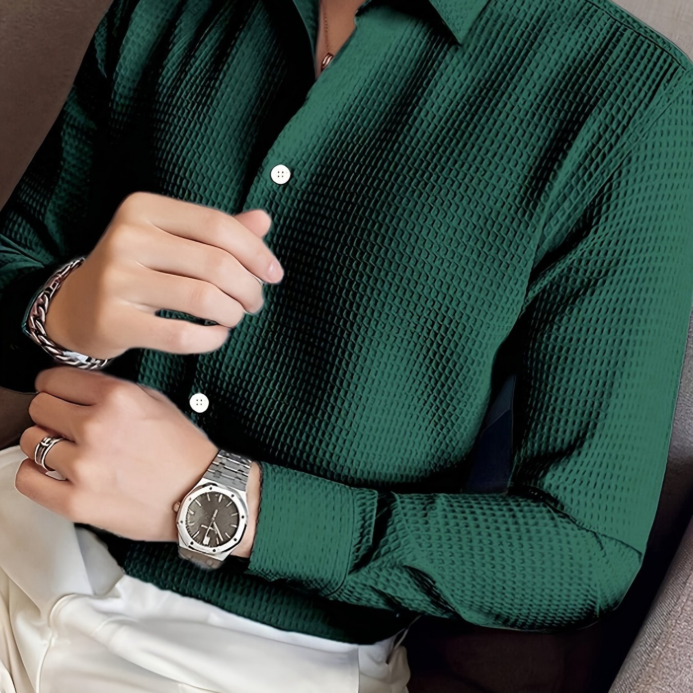 Erkaklar uchun uzun yengli, bir rangda, vafli to'qima dizayni bilan, 100% polyester, oddiy kesim, yengil yaka, tugma yopilishi, biroz cho'ziluvchan, 180gsm og'irlikda, kuz mavsumi uchun ideal va mavjud.