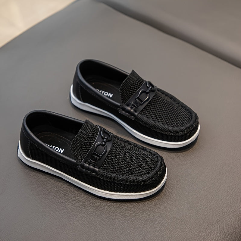 Erkaklar uchun slip-on loafers nafas oladigan mato, engil dizayn, dumaloq barmoq, past yuqori, TPR taglik bilan ajralib turadi. Kundalik va biznes kiyimlari uchun mos bo'lib, minimalist uslubda har kuni qulaylik ta'minlaydi.