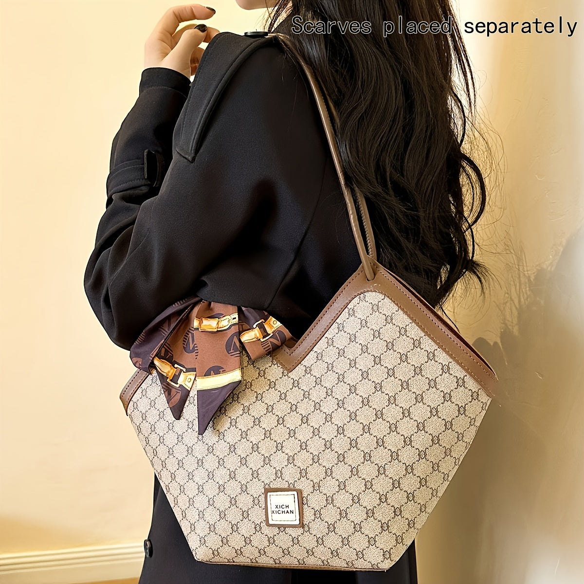 Ayollar uchun sharf bezakli va nafis dizaynga ega bo'lgan klassik nişli naqshli sumka.