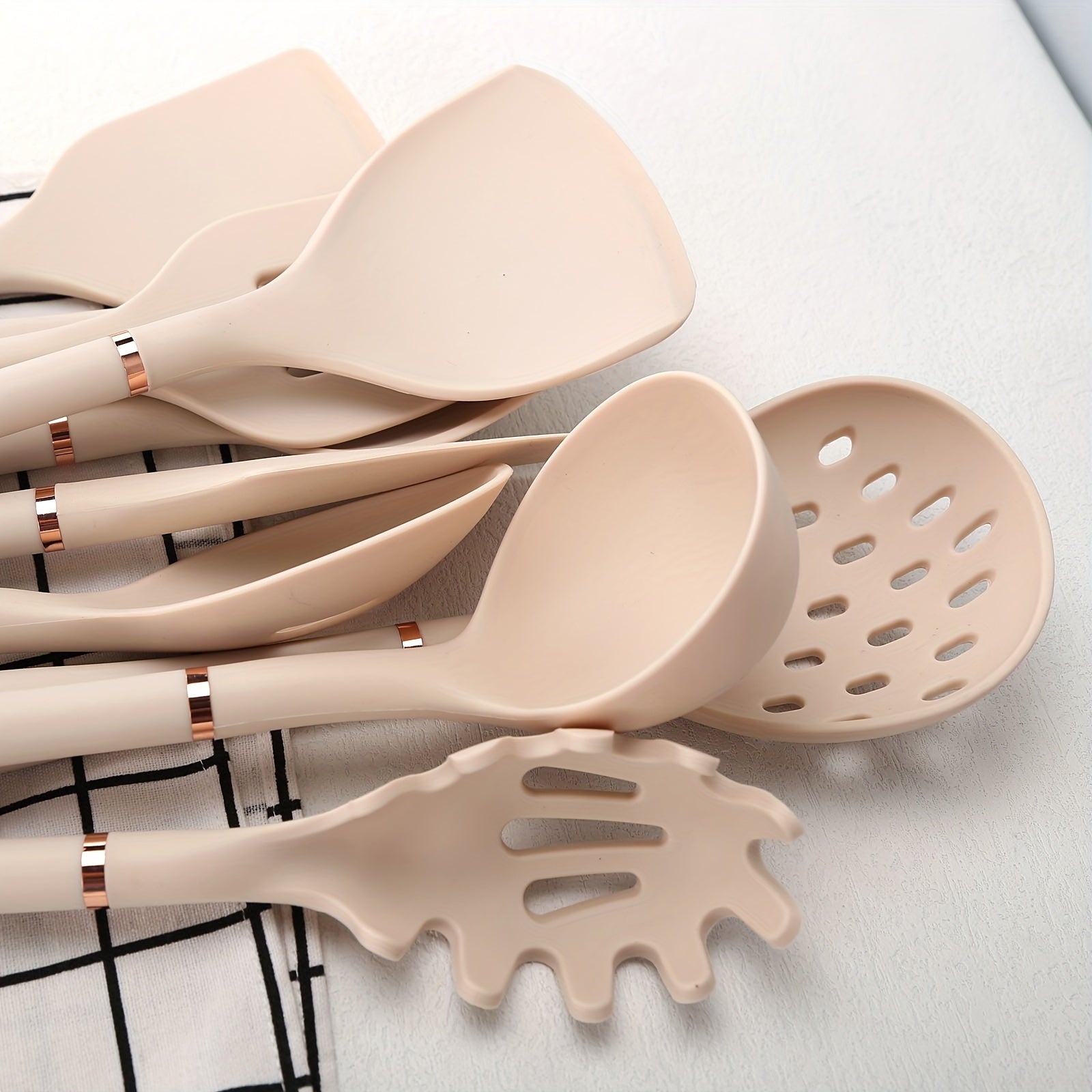 Silicone Kitchenware Set 7 Pieces Non-Stick Spatula Soup Spoon Leak Scoop
