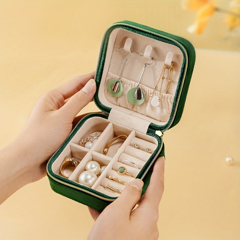 Ayollar uchun ixcham sayohat zargarlik qutisi, uzuklar va sirg'alar uchun bo'linmalar bilan.