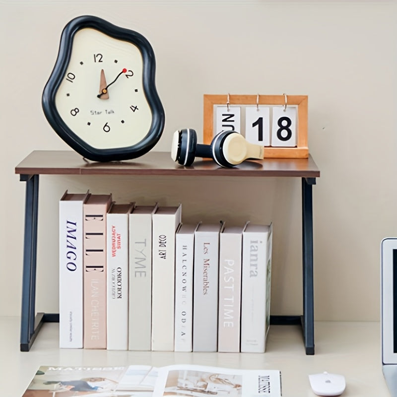 Oʻrmonli mikrotoʻlqinli pech uchun saqlash javonlari bilan oshxona tashkiloti uchun stol