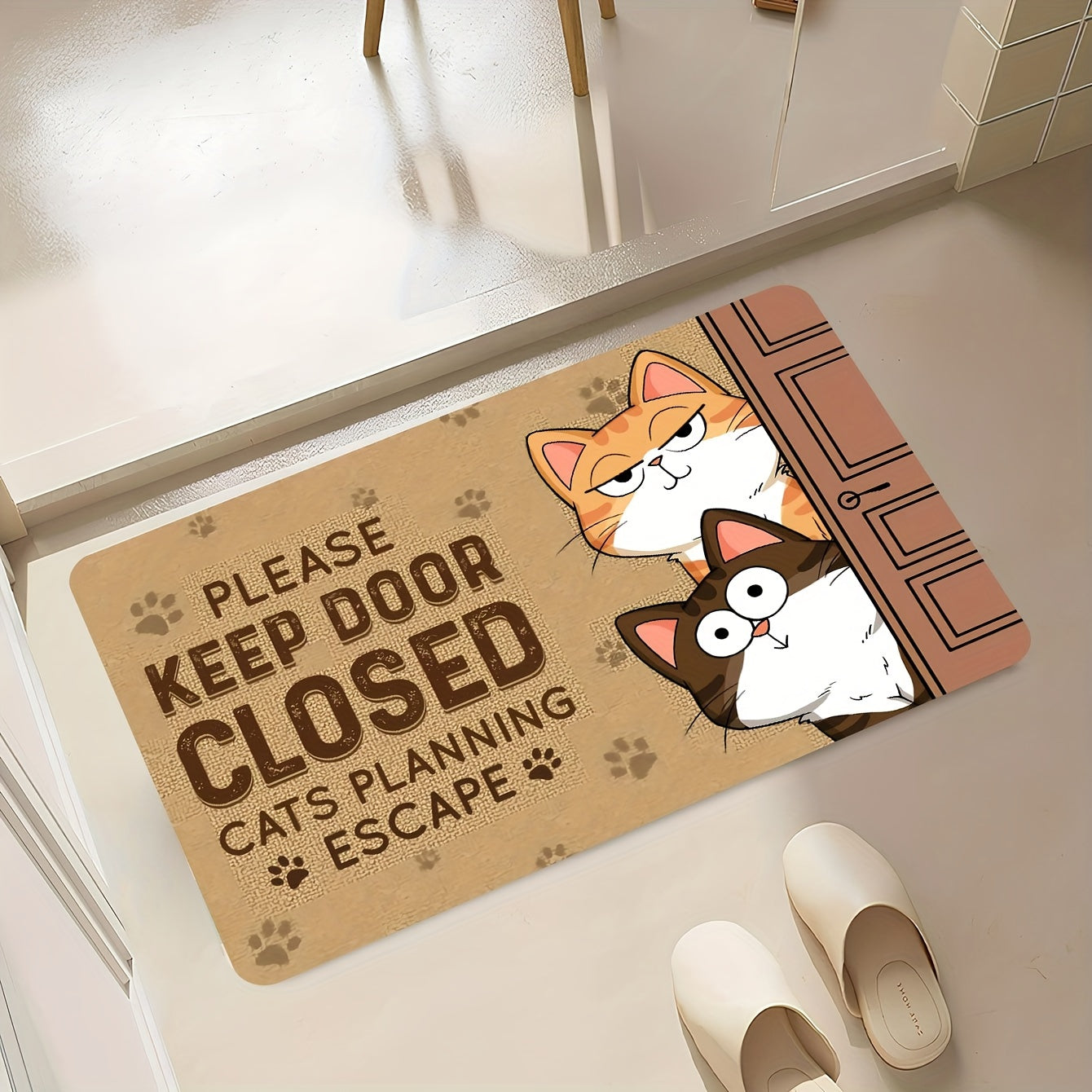 Встречайте гостей очаровательным ковриком с изображением кошек. Изготовлен из нескользящего, устойчивого к пятнам полиэфирного материала, легко чистится в стиральной машине, идеально подходит для декора дома.