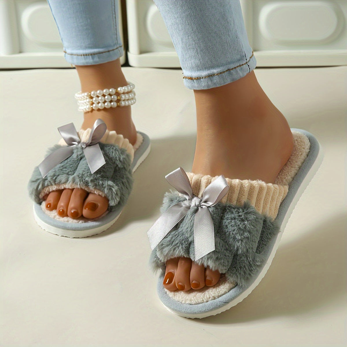 Ayollar uchun shpatovkali qulay slayd sandal, bowknot bilan, kulrang va qaymoq rangli ichki va tashqi foydalanish uchun