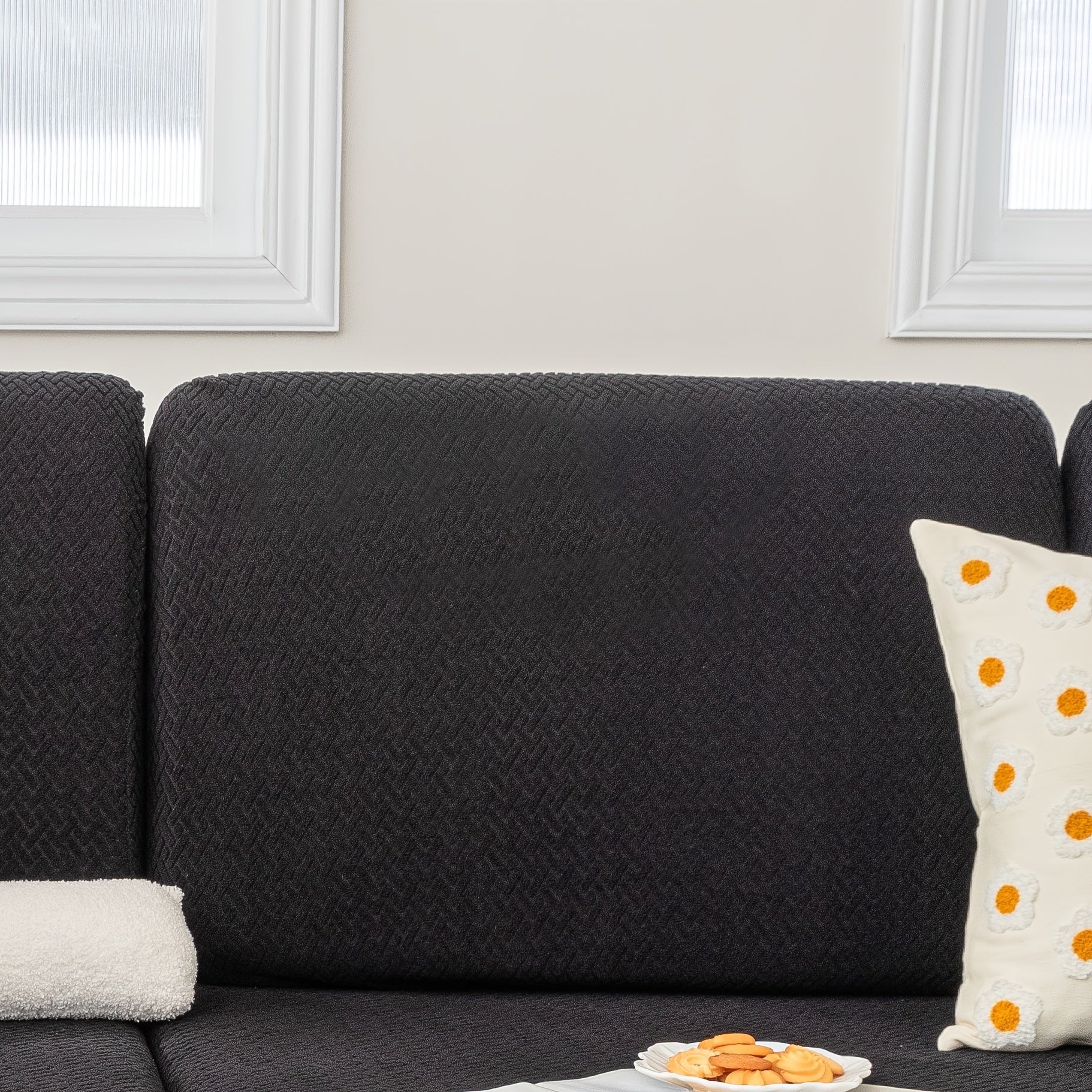 Современный серый чехол для подушки дивана с эластичной посадкой и мягкой текстурированной тканью. Машинная стирка для повышения комфорта в гостиной.