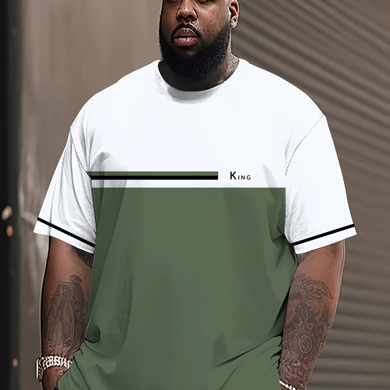 Erkaklar uchun "KING" Rangli Blokli Chiziqli Grafik T-Shirt - Yozgi Faoliyatlar uchun Polyester Aralashmasi Crewneck Qisqa Yengli T-Shirt. Mashinada yuvish mumkin, yozgi tasodifiy kiyim uchun ideal. Cho'ziluvchan mato, katta o'lcham.