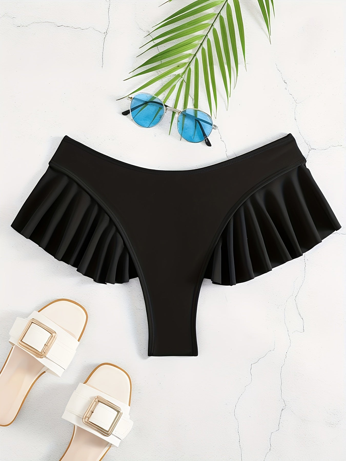 Zarif rangsiz ayollar uchun suzish pastki qismlari, yuqori cho'ziluvchan nyolon matodan tayyorlangan, plyaj va basseyn uchun mukammal.