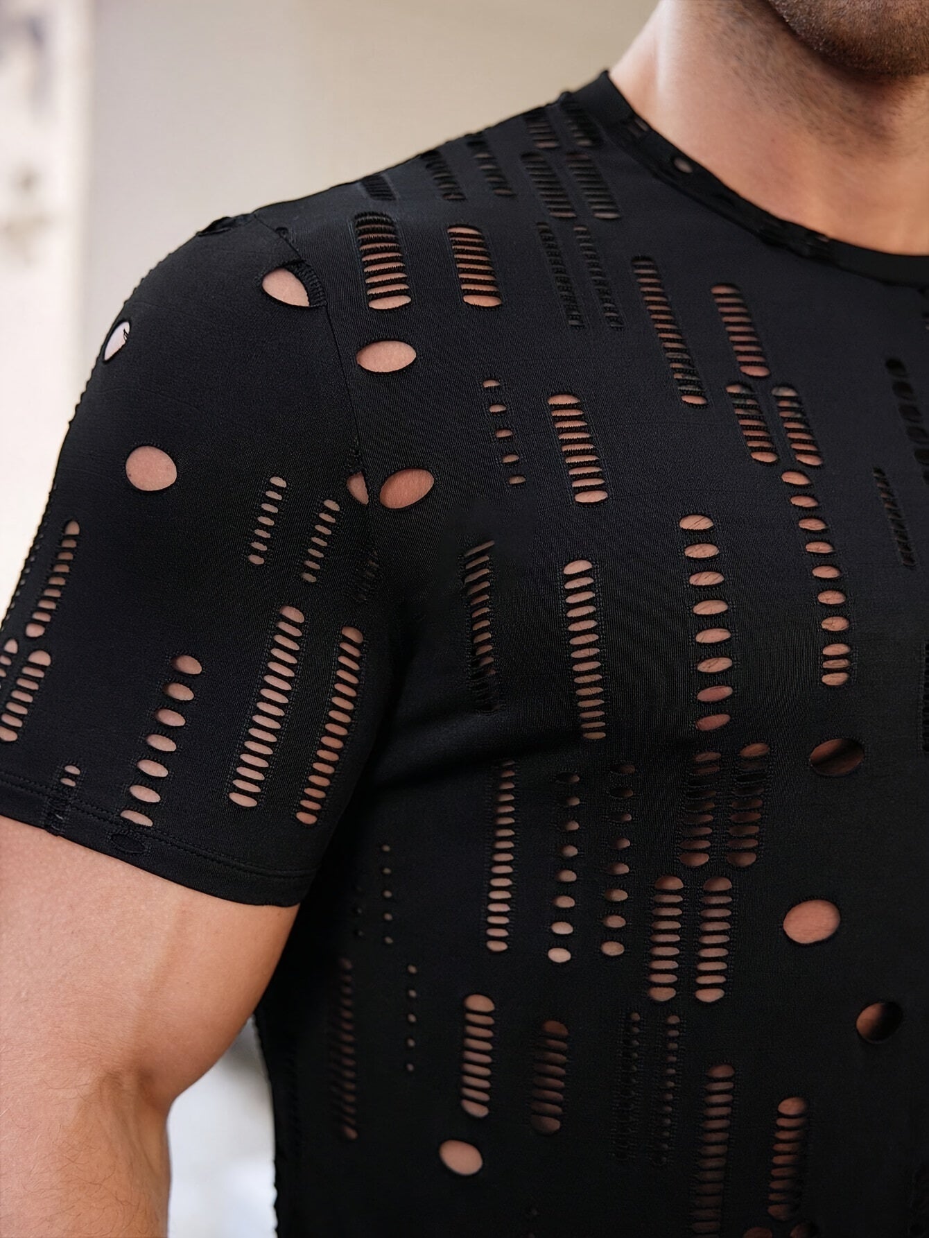 Erkaklar uchun tor kesimli krujka yoqasi T-ko'ylagi, mustahkam rangdagi cho'ziluvchan to'qilgan polyester matodan tayyorlangan va kesilgan detallar bilan.