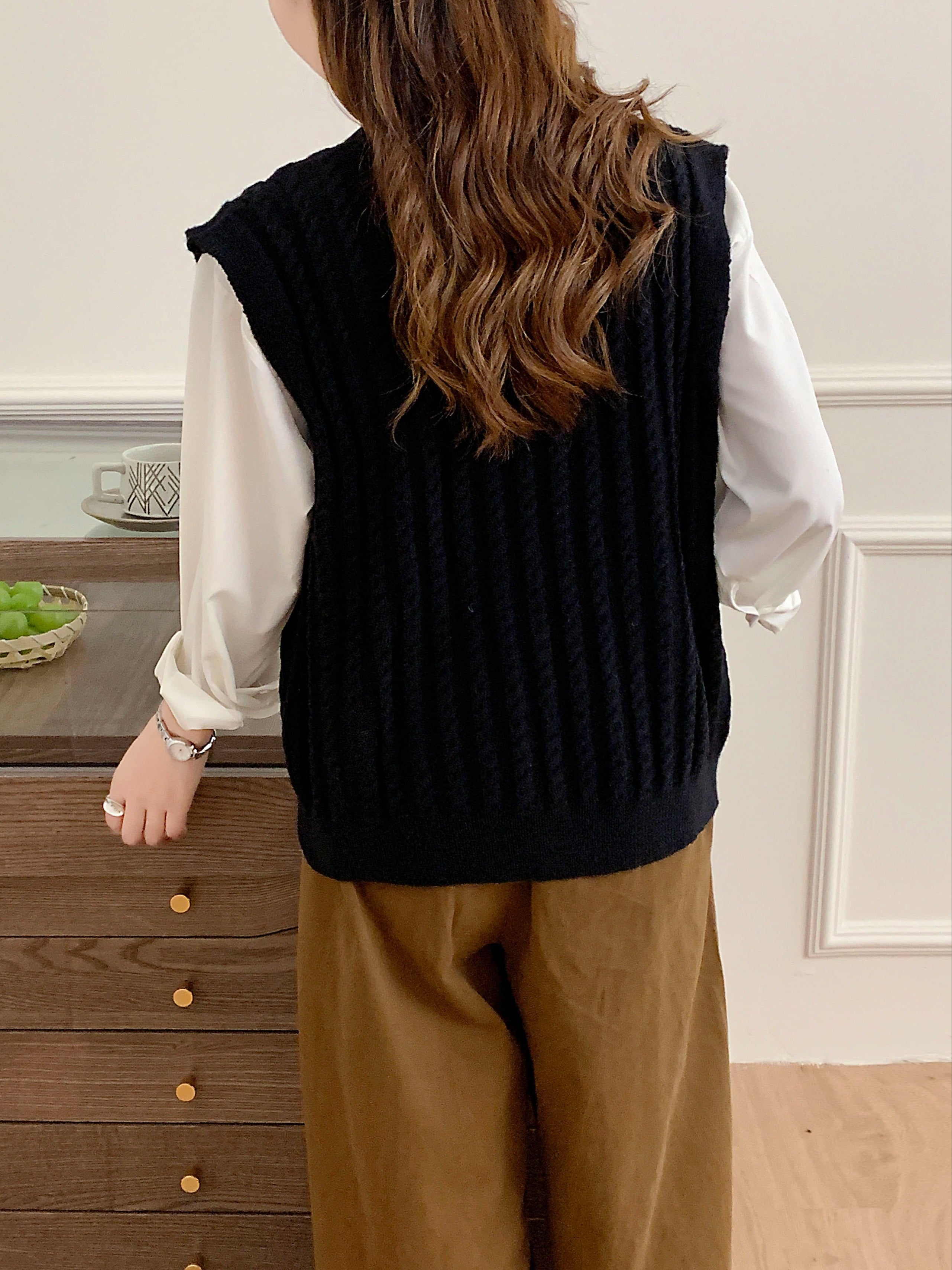 Chaleco de punto sin mangas para mujer con escote en V en crema suave con botones decorativos para uso casual