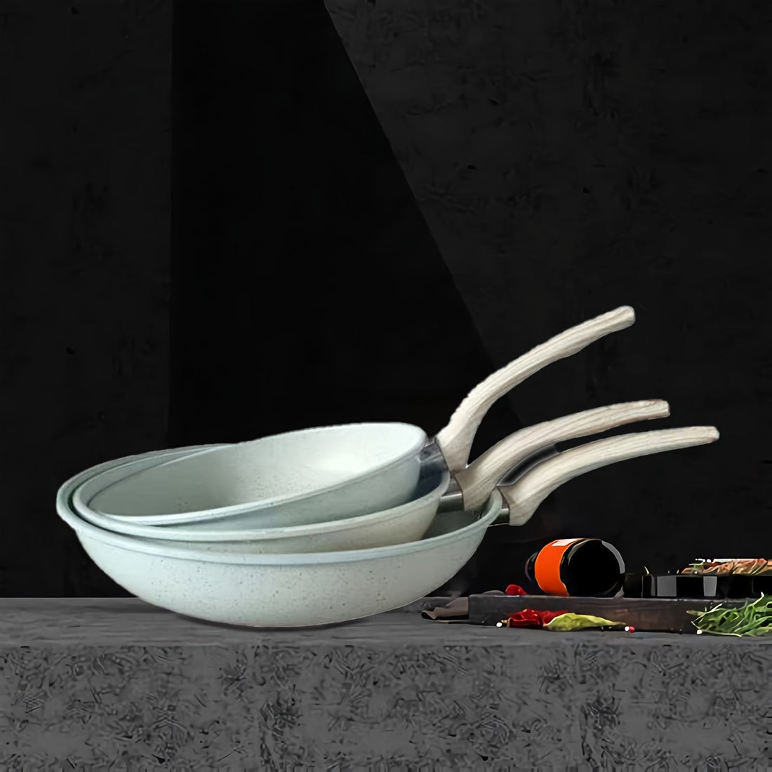 Qora, kulrang va bej rangdagi uchta yopishqoq bo'lmagan quyma temir qozonlar to'plami. Yog'och tutqichlari mavjud va induksiya va gaz pechlari bilan mos keladi. Tozalash oson, va idish yuvish mashinasida yuvish mumkin. Mukammal oshxona pishirish to'plami.