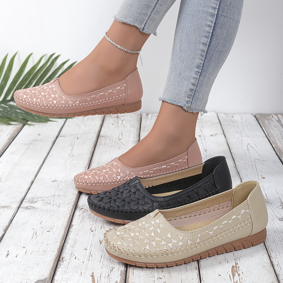 Zapatos planos de cuero sintético para mujer con corazones y diseños en relieve de cocodrilo en negro, beige y blanco