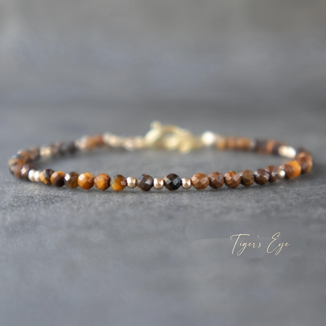 Женский браслет из бусин лунного и солнечного камня для подарка и украшений