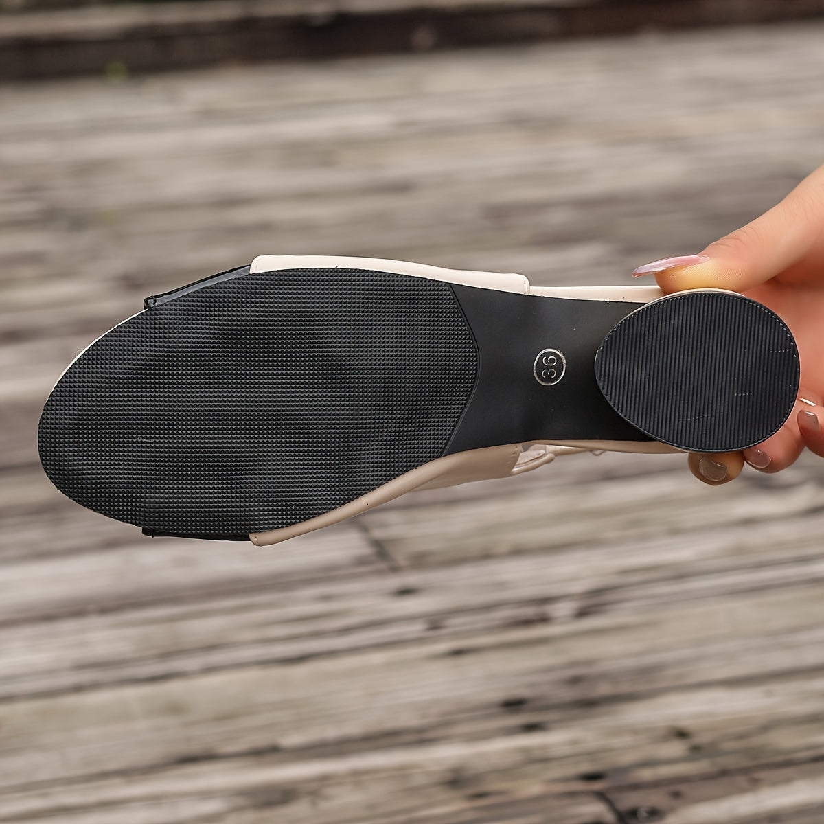 Открытые босоножки на массивном каблуке с ремешком на щиколотке и полосками сзади для лета