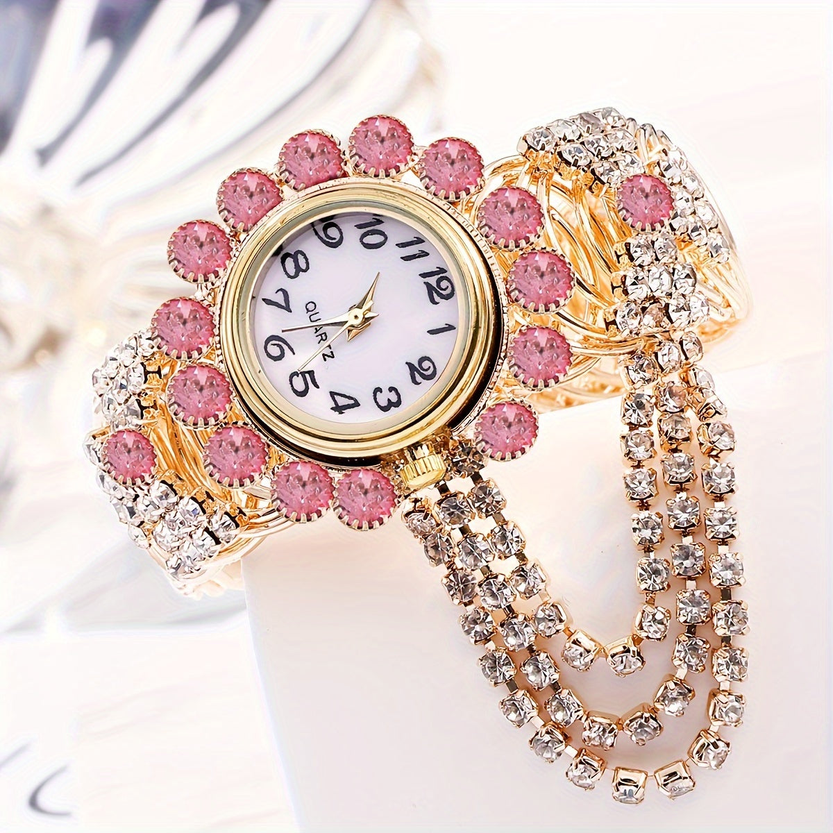 Reloj de pulsera de cuarzo para mujer con caja de aleación de zinc adornada con rhinestones y correa de tono dorado