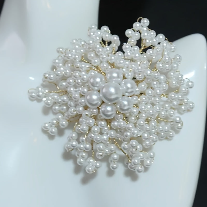 Women's Pearl and Rhinestone Brooch Pin Elegant Fashion Accessory