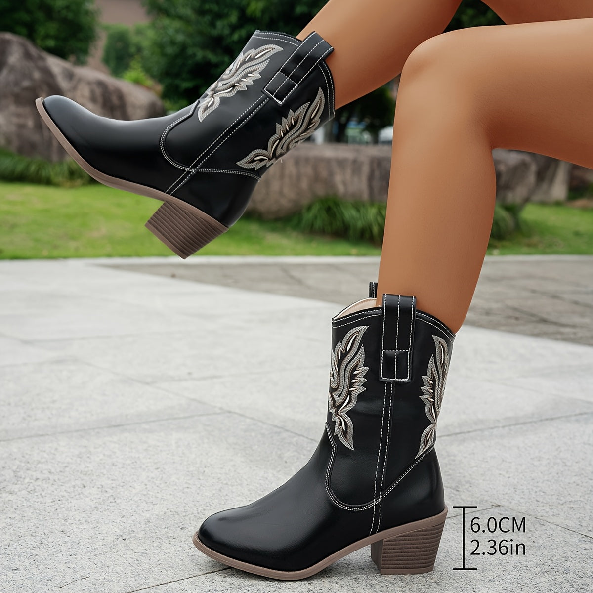 Женские ботинки в стиле вестерн до середины икры с массивным каблуком и вышивкой