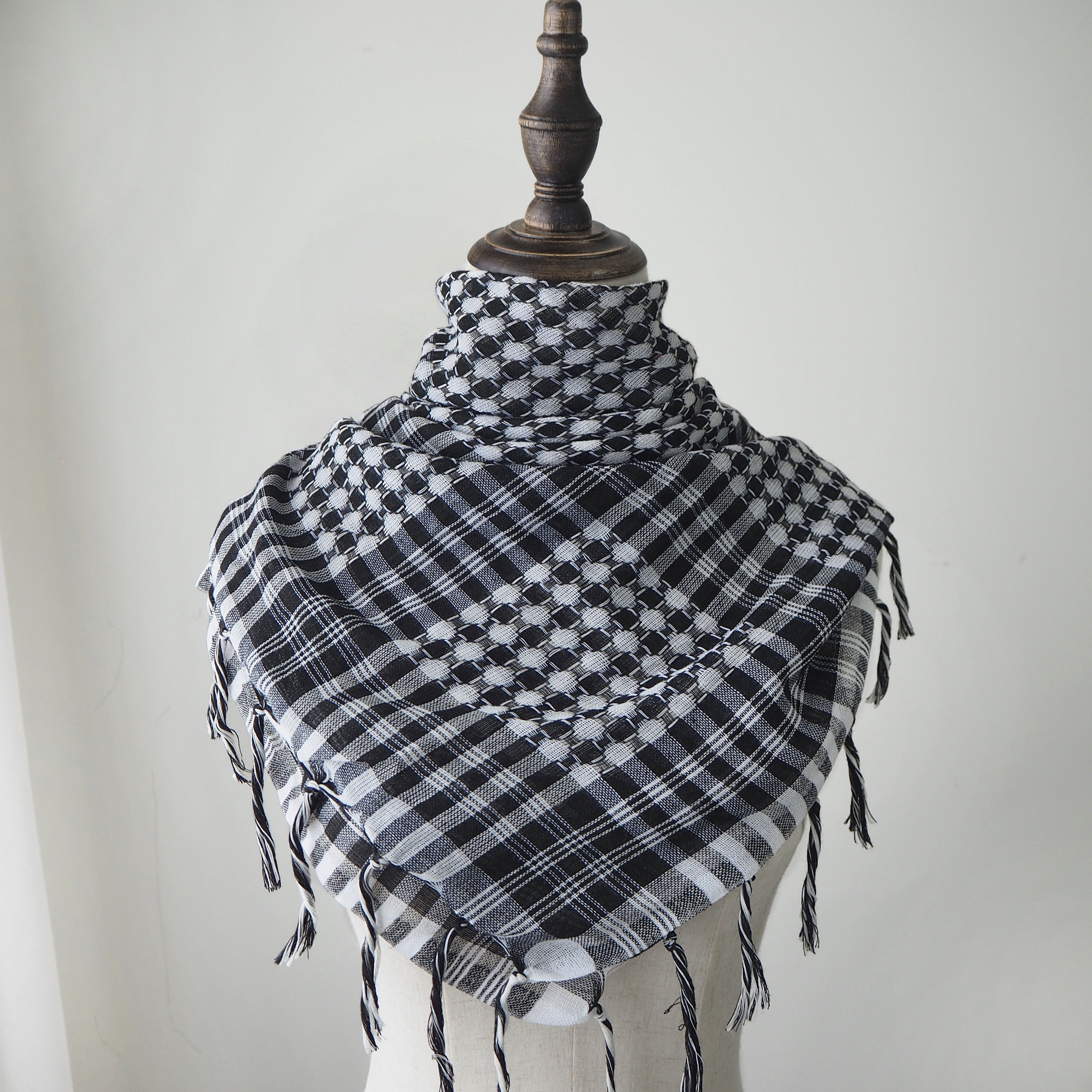 Qora va oq tekislangan polyester hijab sharf, tassellar bilan, shamolga chidamli, quyoshdan himoyalovchi shalvar, ochiq havoda faoliyat uchun