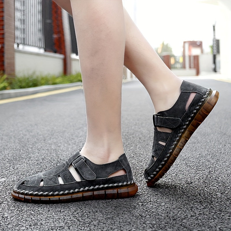 Erkaklar uchun ochiq joylari bo'lgan, tashqi faoliyatlar uchun mo'ljallangan, sozlanadigan kamarlar va nafas oladigan dizaynga ega sandallar.