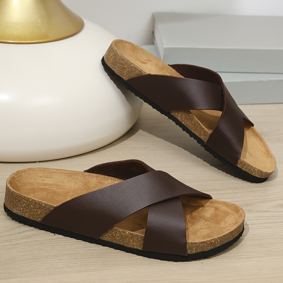 Erkaklar uchun ichki va tashqi foydalanish uchun zamonaviy ochiq barmoqli uy poyabzallari.