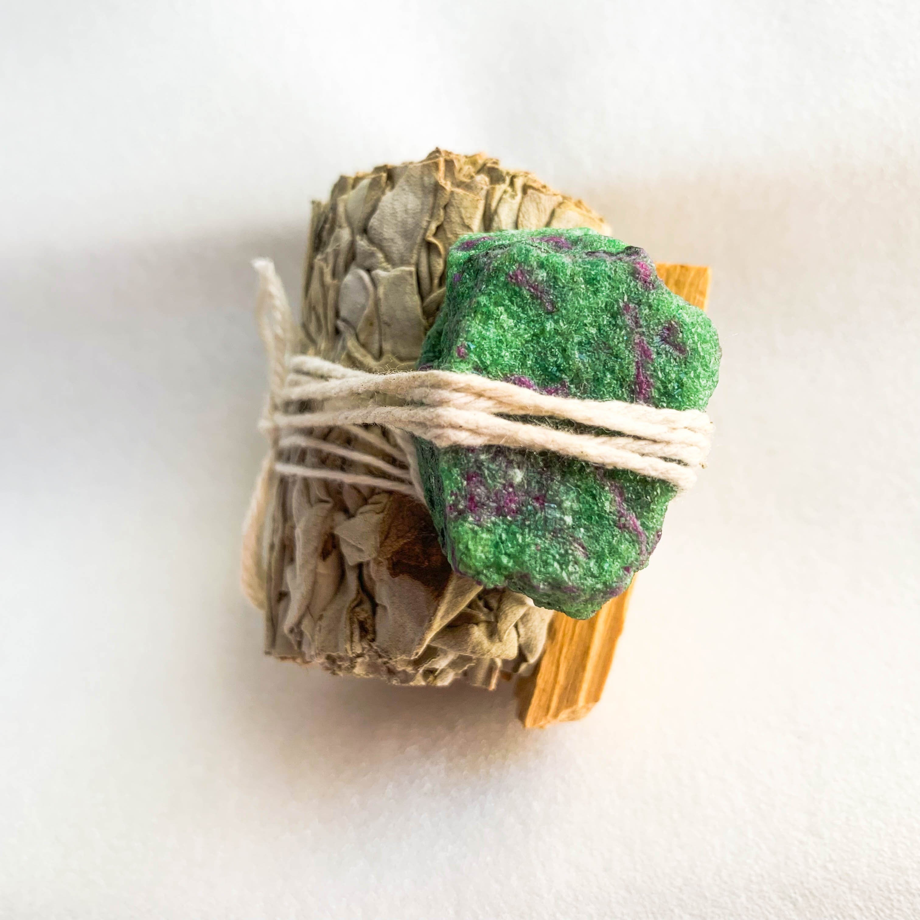 Conjunto de varita de limpieza energética de cristal de roca natural con varita de amatista, selenita y salvia blanca