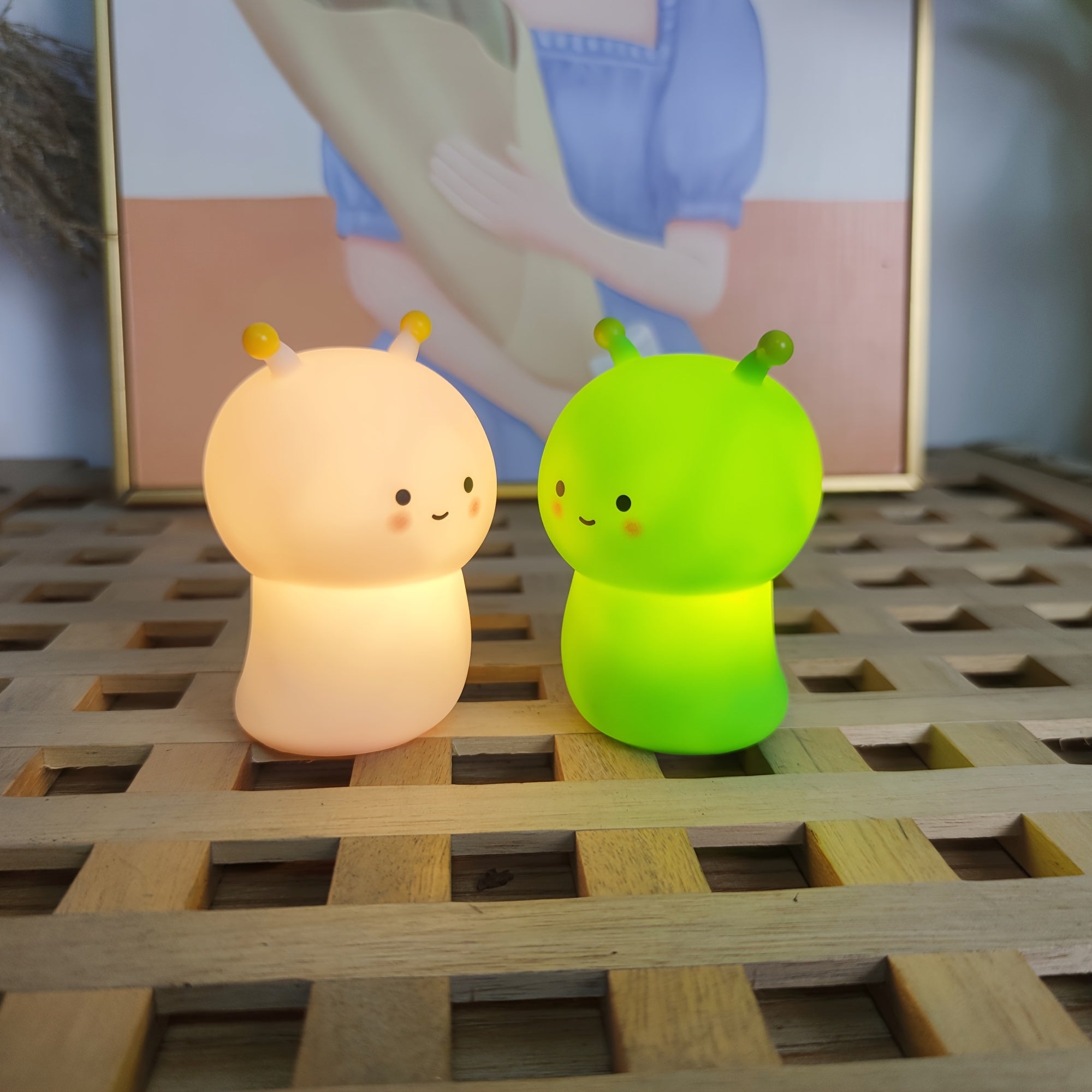 Bolalar uchun qulay LED tungi chiroq, pushti va yashil ranglarda multfilm dinozavr va hasharot dizayni.