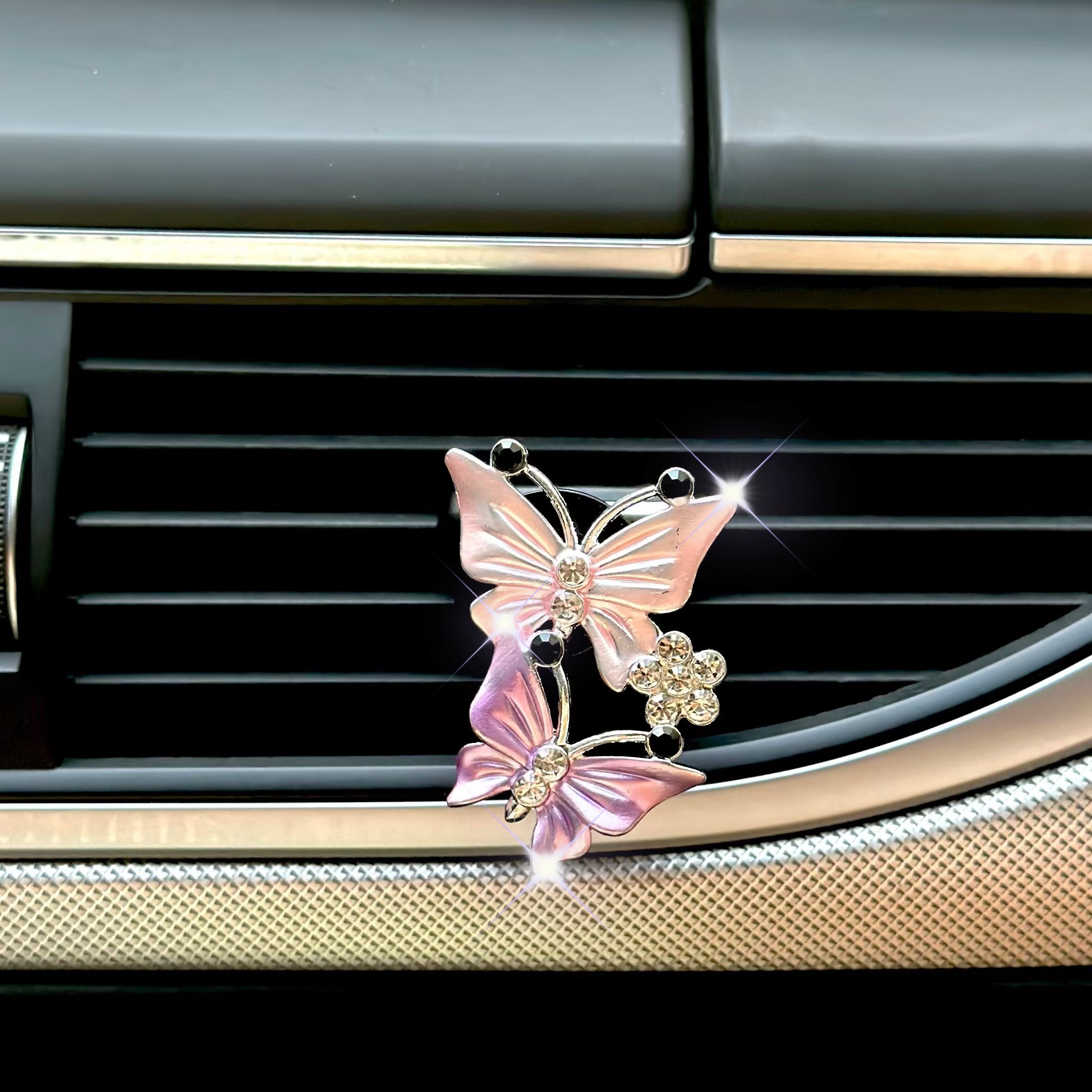 Avtomobil ichki qismi uchun ikki qanotli parvoz havoni tozalash uchun hidi bilan sun'iy olmoslar bilan klip