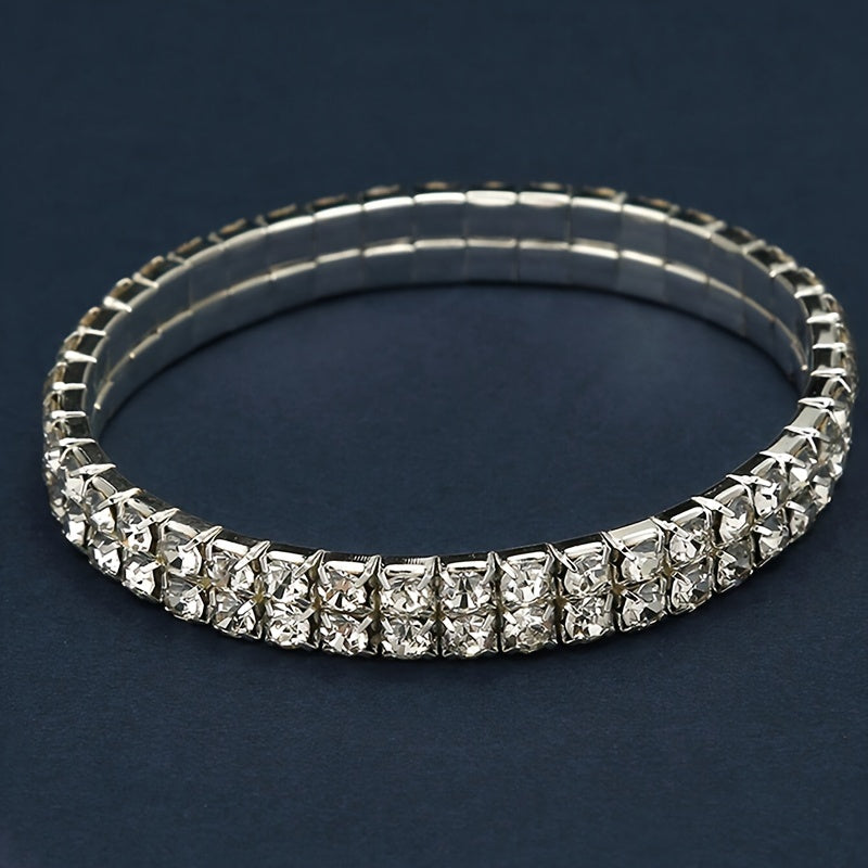 Rhinestone bilan bezatilgan kechki sumka, zanjirli yelka sumkasi va zargarlik aksessuarlar bilan to'plam.