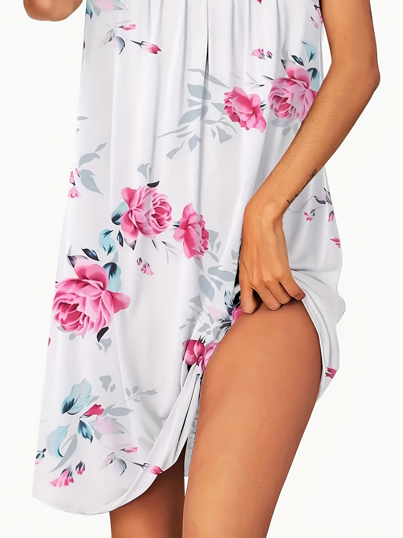 Ayollar uchun katta o'lchamli gullar bilan bezatilgan V-yonoqli kamizimli kiyim, qiqiqli etag bilan
