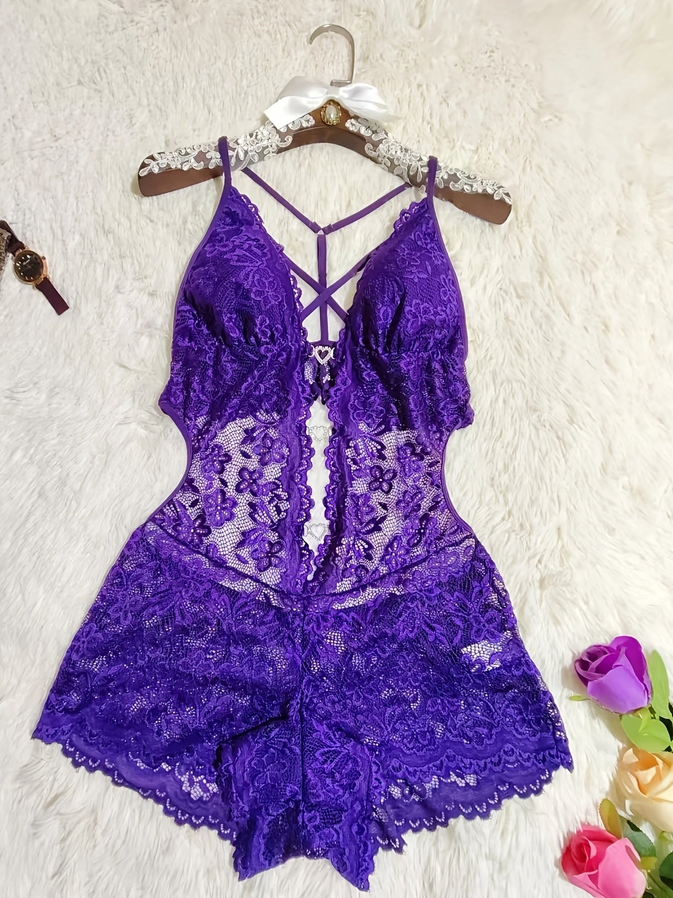 Jozibali dantel bodysuit, kesish tasmasi dizayni va yurak olmosi tafsiloti bilan, 95% polyester va 5% elastan to'qima matodan tayyorlangan. Yostiqsiz, ayollar uchun zamonaviy bir parcha ichki kiyim.