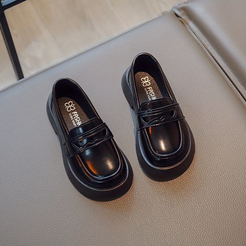 Qizlar uchun klassik Mary Jane poyabzallari, barcha mavsumlar uchun mukammal.