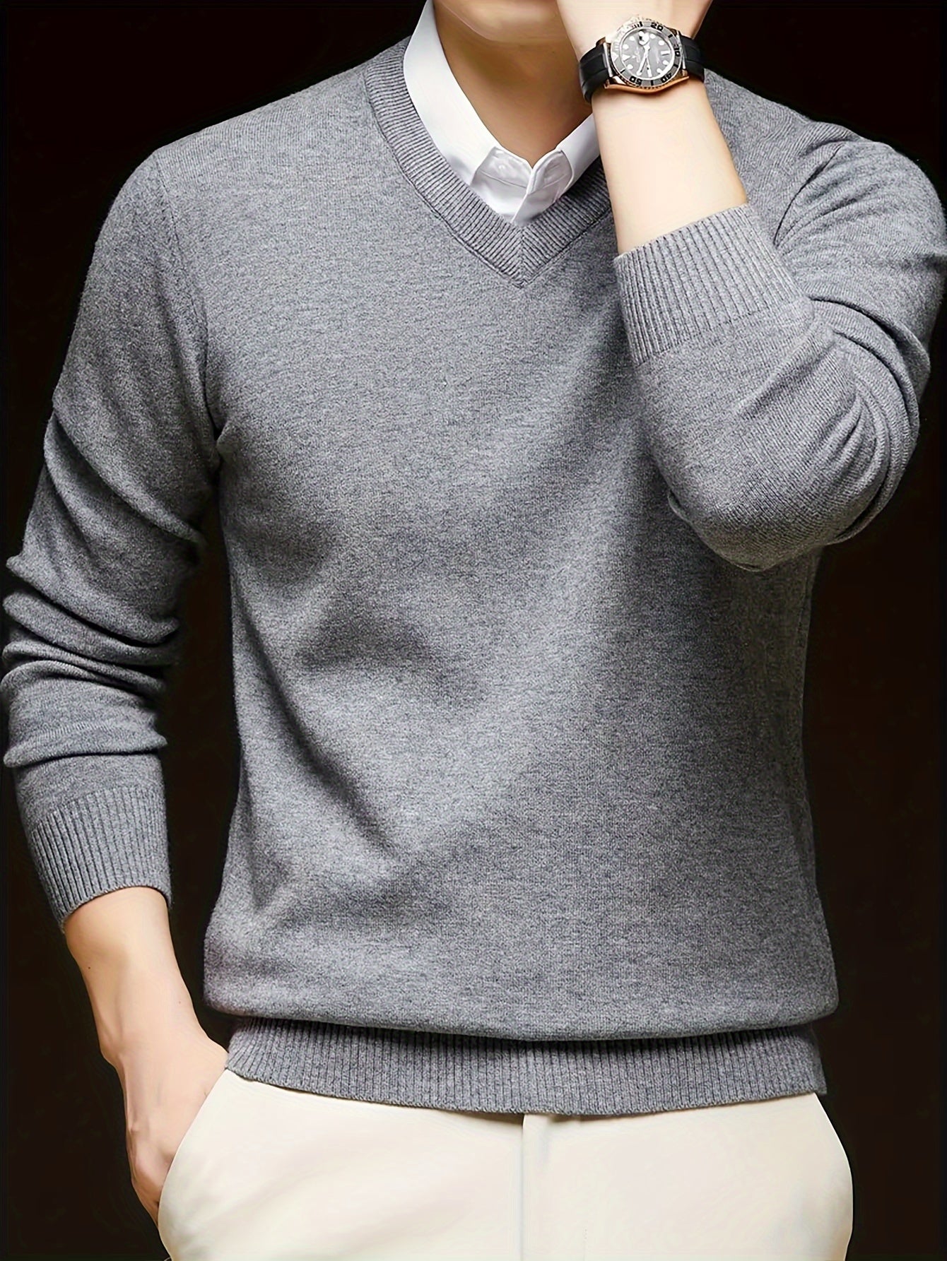 Erkaklar uchun bir rangli V-yuvalangan pullover sviter, rayon aralashmasidan to'qilgan, uzun yenglari va oddiy kesimi bilan, kundalik va tasodifiy kiyim uchun cho'ziluvchan matodan tayyorlangan.