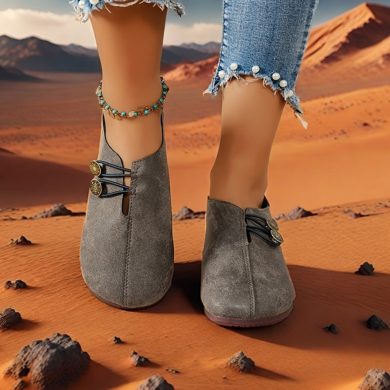 Ayollar uchun tasodifiy bitta poyabzal, yumshoq taglik va dumaloq burchak bilan, tugma bezak va bir xil rangli dizayn bilan.