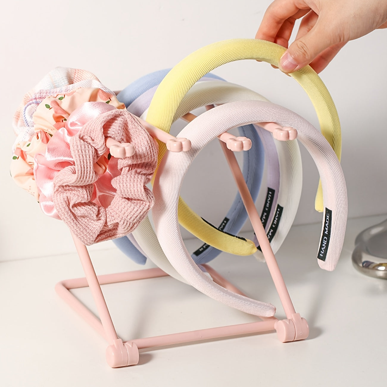 Soch aksessuari tashkilotchisi tokcha devorga o'rnatiladigan saqlash joyi boshbog'lar, kliplar, bukiladigan, portativ