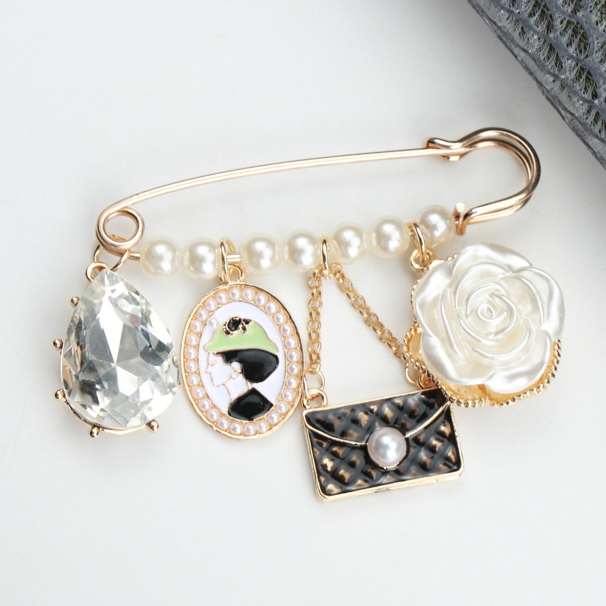 Chic vintage uslubidagi qora tassel brosh pin, rhinestone va emal qoplamasi bilan bezatilgan - Zamonaviy multfilm dizayni, ayollar kiyimlari va sumkalar uchun nafis bezak.