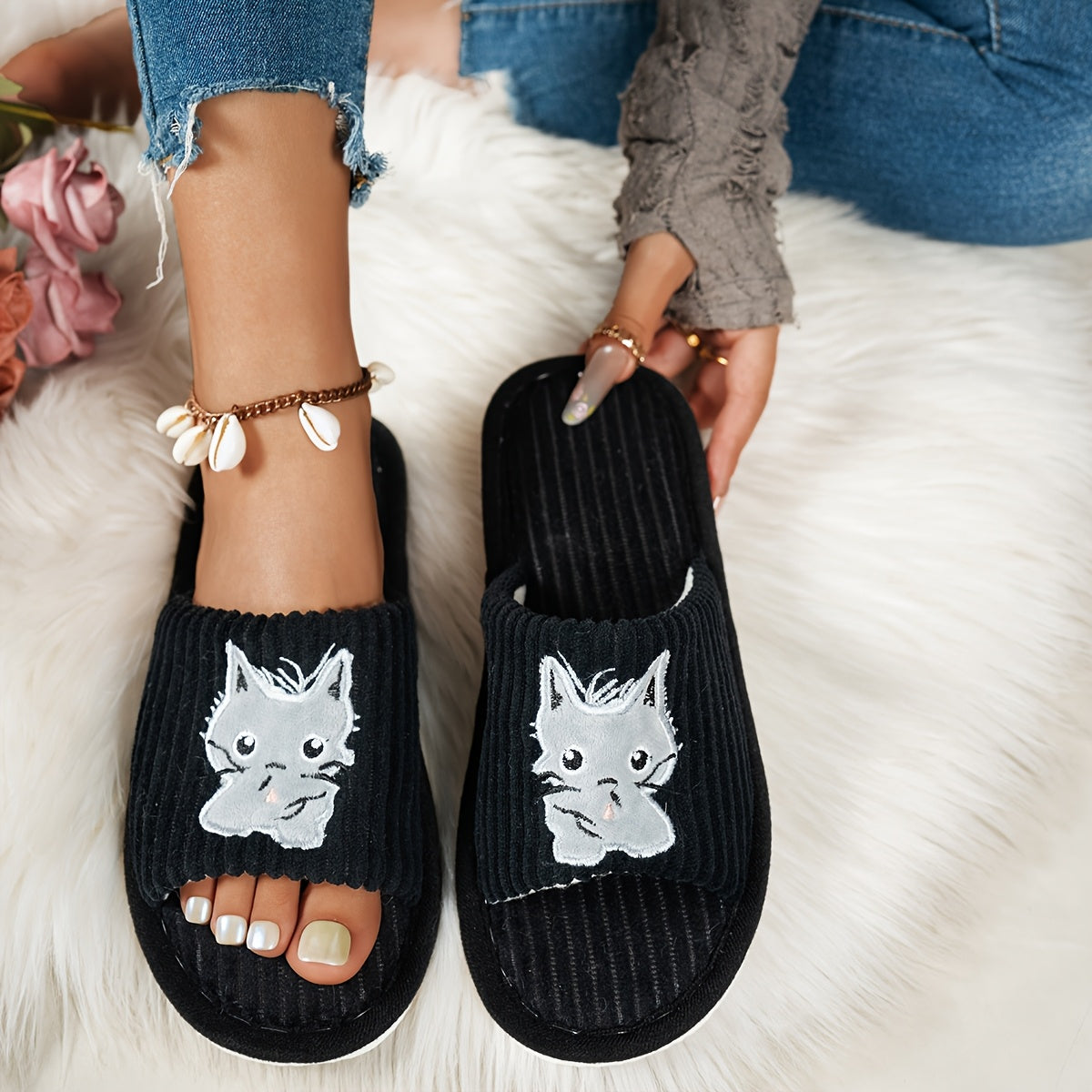 Ayollar uchun mushuk tasviri bilan yopiladigan yopiladigan ichki poyabzal, ochiq barmoqli yumshoq mato ichki poyabzal