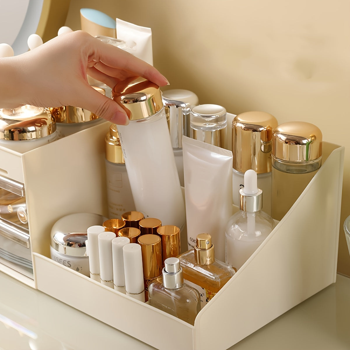 Krem va oltin rangda tortmalari bo'lgan katta makiyaj tashkilotchisi. Terini parvarish qilish, cho'tkalar, go'zallik blenderlari, parfumlar va tirnoq san'ati uchun ideal. Mustahkam plastik, elektr quvvati talab qilinmaydi.