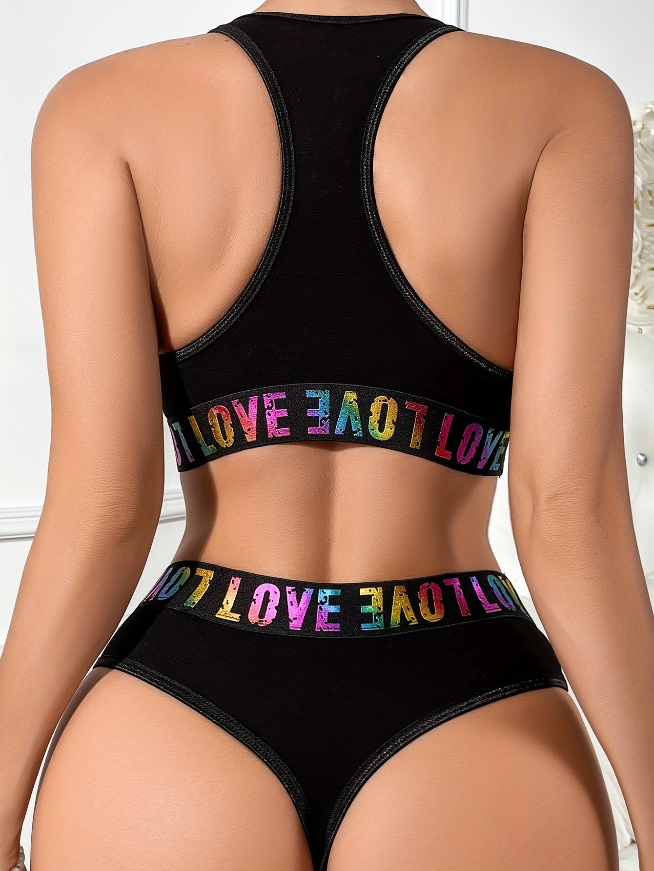 Qora sport bra va past belli ichki kiyimlar to'plami "Men Sevaman" yozuvi bilan yurak detallari bilan paxta ichki kiyimlari