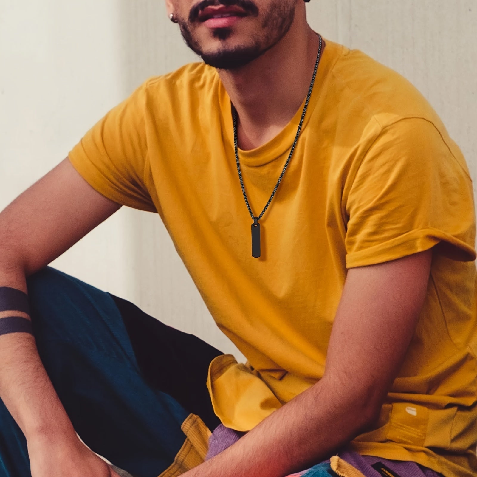 Naychali zanjirli pendant, barcha 26 harfni o'z ichiga olgan lazer bilan o'yilgan zanglamas po'latdan tayyorlangan, pendant yuqori porloq uch o'lchovli to'rtburchakli dizaynga ega va titan po'latdan tayyorlangan erkaklar uchun zamonaviy moda aksessuari.