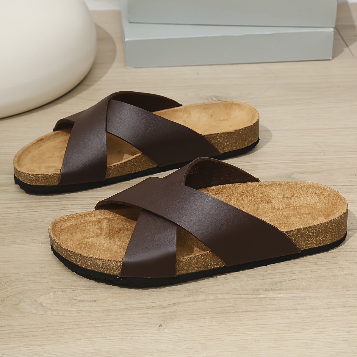 Erkaklar uchun ichki va tashqi foydalanish uchun zamonaviy ochiq barmoqli uy poyabzallari.