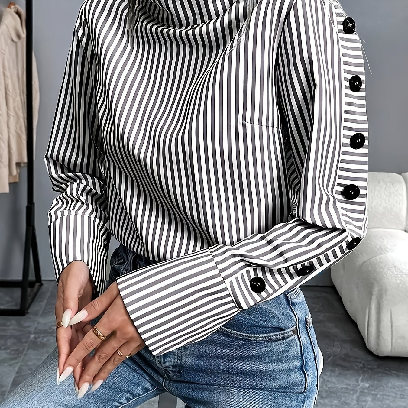 Plus o'lchamli ayollar uchun uzun qolli chiziqli kofta qora tugma oldi ko'rinmaydigan